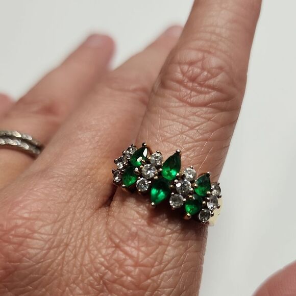 Elegant Green and gold tone Ring - Picture 1 of 3